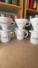 Kit Caneca 300ml Decorada + Coador De Porcelana Filtro